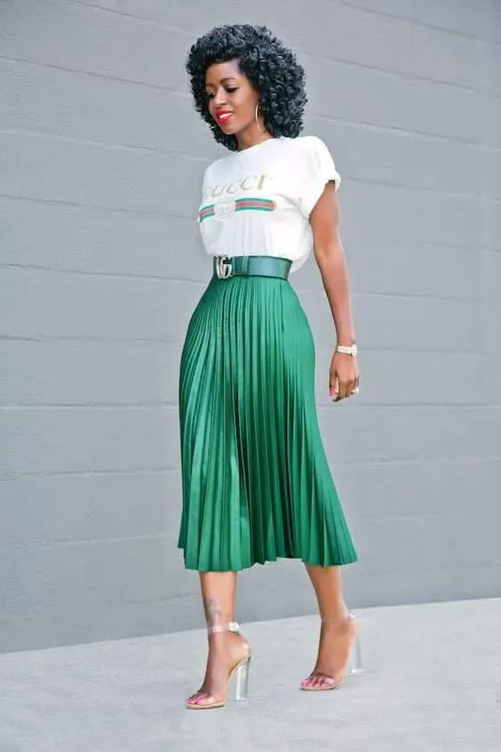 Learn how to create looks with a pleated skirt