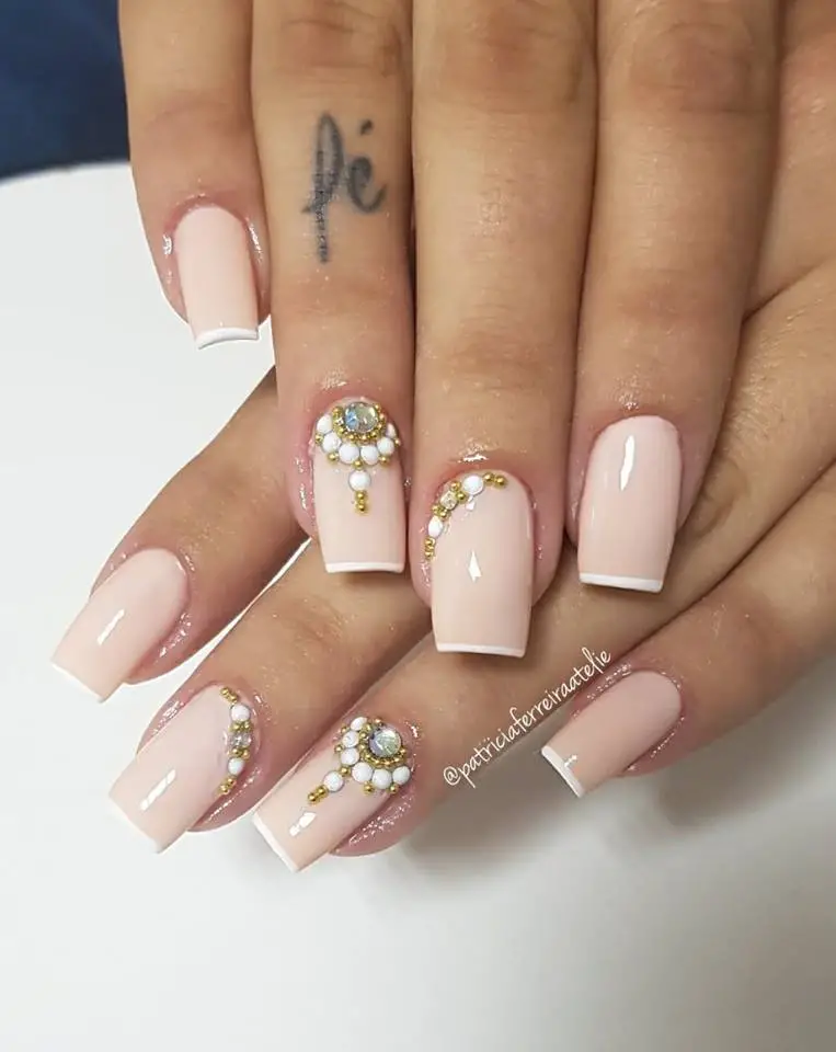 Nude nails: when to use them and 100 photos to inspire you!