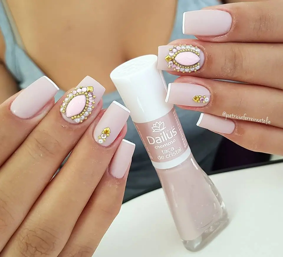 Nude nails: when to use them and 100 photos to inspire you!