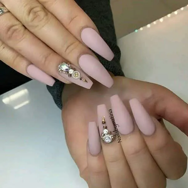 Nude nails: when to use them and 100 photos to inspire you!